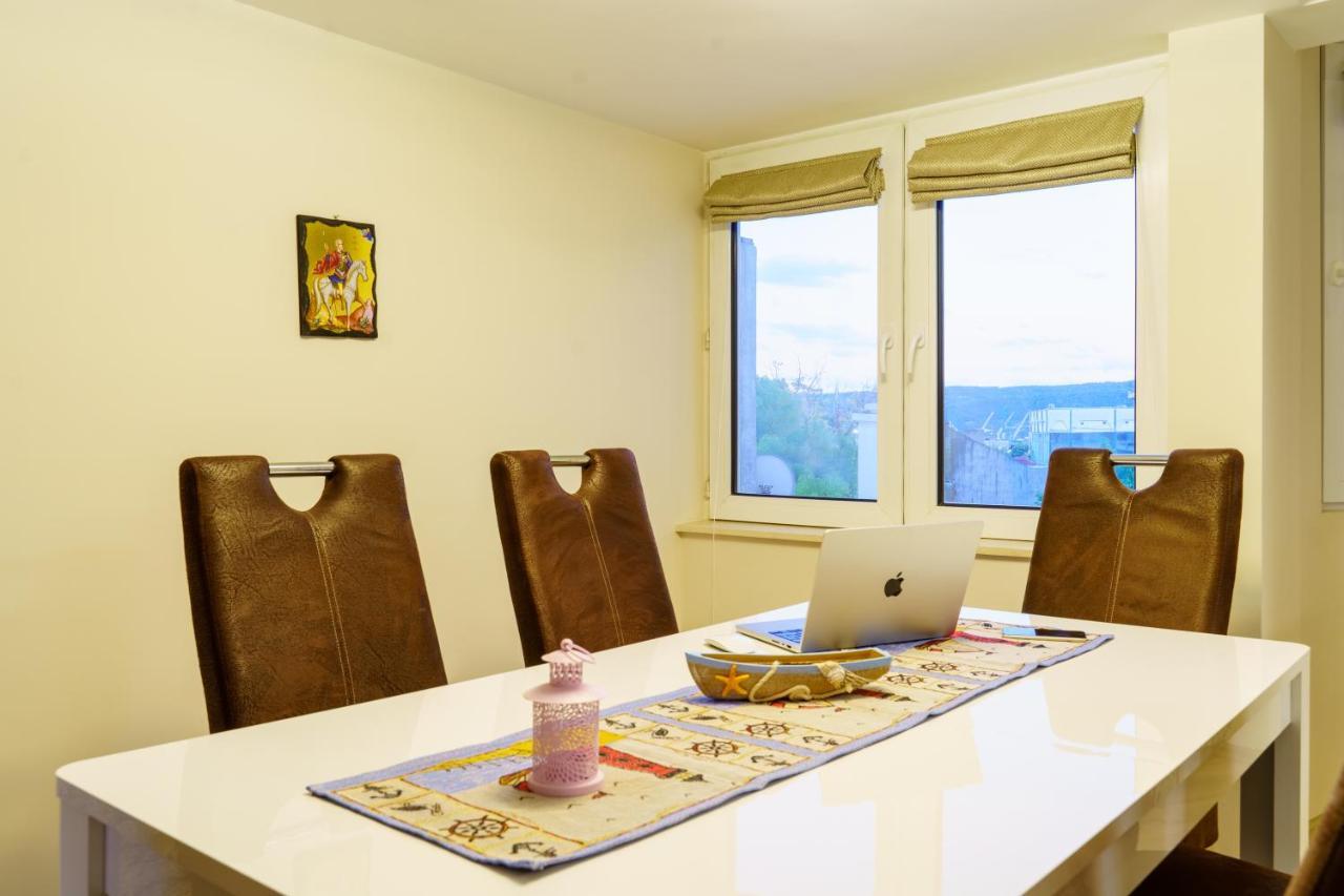 Centrally Located Apartment In Varna Bagian luar foto