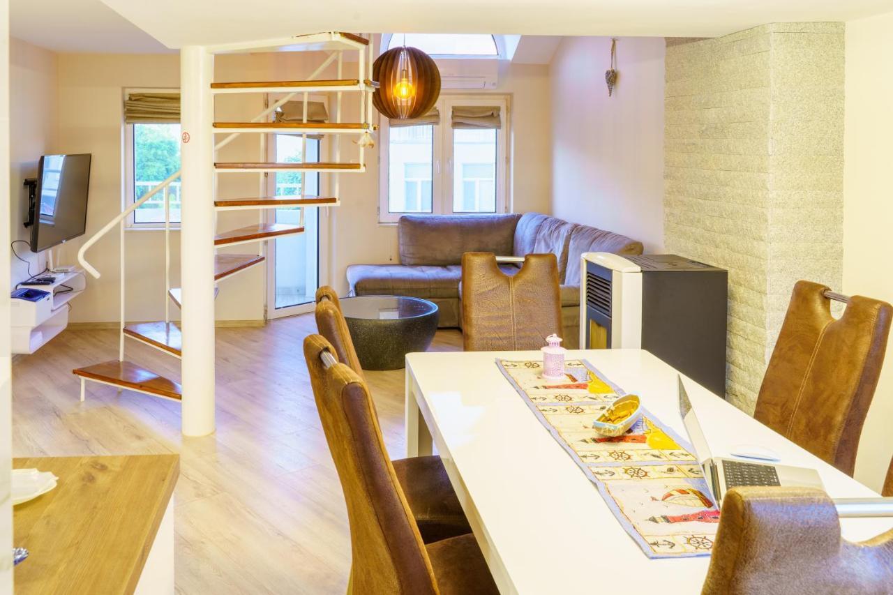 Centrally Located Apartment In Varna Bagian luar foto