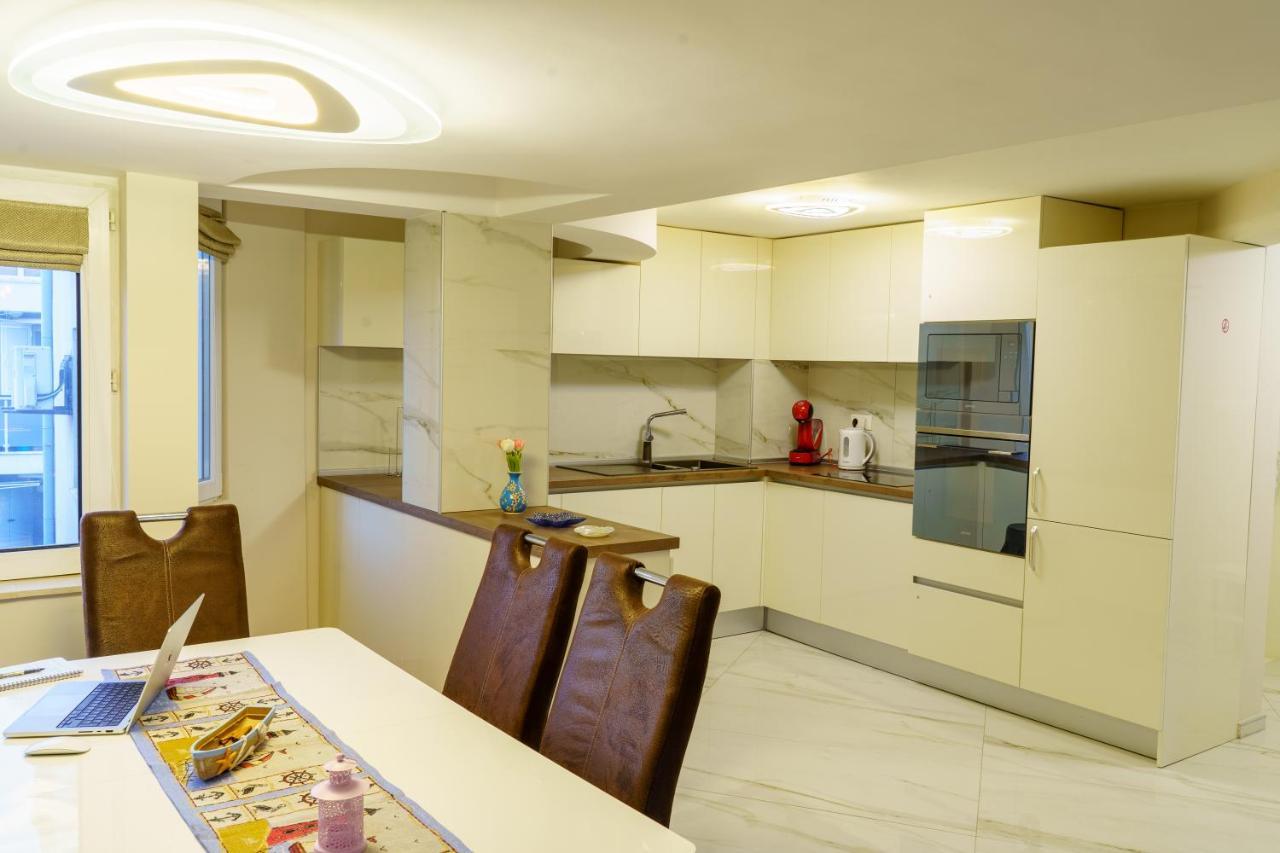 Centrally Located Apartment In Varna Bagian luar foto
